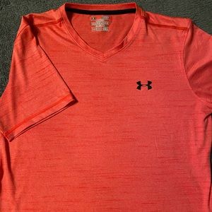 Under Armour Loose Fit V-Neck Heat Gear Short Sleeve Shirt